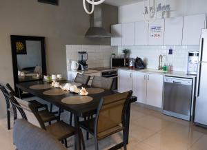 Kuchyň nebo kuchyňský kout v ubytování FishaRent Luxury Royal Park Suites