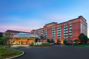 een hotelgebouw met een parkeerplaats ervoor bij Cleveland Marriott East in Warrensville Heights