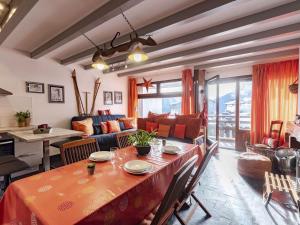 a living room with a table and a couch at Appartement Saint-Lary-Soulan, 3 pièces, 6 personnes - FR-1-296-384 in Saint-Lary-Soulan