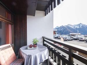 a table on a balcony with a view of a parking lot at Appartement Saint-Lary-Soulan, 3 pièces, 6 personnes - FR-1-296-384 in Saint-Lary-Soulan