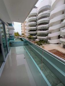 uitzicht op het balkon van een gebouw bij Cartagena Beach Apartment - Salida Directa Al Mar in Cartagena