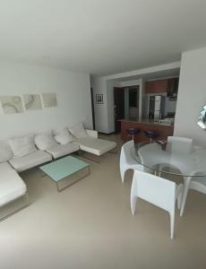 een witte woonkamer met witte banken en tafels bij Cartagena Beach Apartment - Salida Directa Al Mar in Cartagena