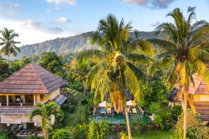 una vista aerea di un resort con palme di Villa Manuk a Singaraja