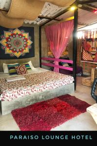 a bedroom with a large bed with a red rug at Paraiso Lounge in Santa Marta