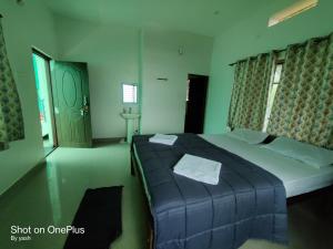 Surya cafe and stay sea view客房内的一张或多张床位