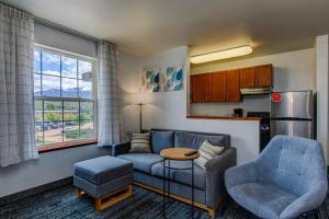 ein Wohnzimmer mit einem Sofa und einem Tisch in der Unterkunft TownePlace Suites Colorado Springs in Colorado Springs