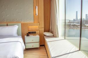 Voodi või voodid majutusasutuse YOHO Treasure Island Hotel toas