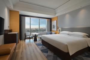 Postel nebo postele na pokoji v ubytování Sheraton Shanghai Pudong Riverside