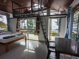Surya cafe and stay sea view的休息区