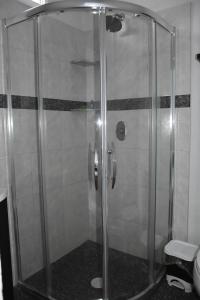 una ducha con puerta de cristal en un baño en Departamento María. La Crucecita Huatulco., en Santa Cruz Huatulco 6 fotos más