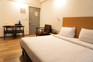 Ένα ή περισσότερα κρεβάτια σε δωμάτιο στο Hotel B R REGENCY