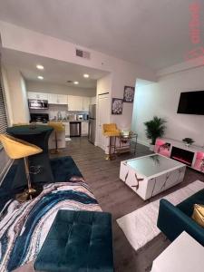 ein Wohnzimmer mit einem Sofa und einem Tisch in der Unterkunft Luxurious 2 Bedroom Downtown City Views! in Indianapolis
