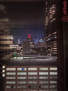 uitzicht op de skyline van de stad 's nachts bij Luxurious 2 Bedroom Downtown City Views! in Indianapolis
