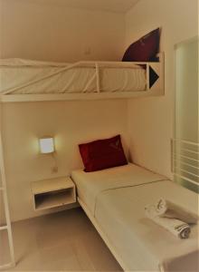 Postel nebo postele na pokoji v ubytování Poppies Senggigi Hostel