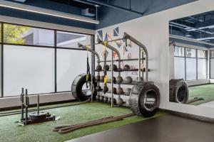 un gimnasio con neumáticos grandes en la pared en Renaissance Newark Airport Hotel, en Elizabeth