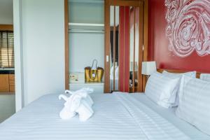 アオナンビーチにあるAonang Suite Pool Villaのベッドルーム1室(タオル付)