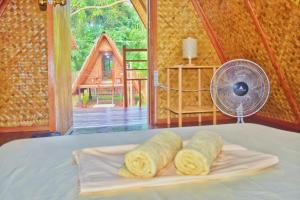 una habitación con un ventilador y un plato de comida en HIRAYA Camp Site - FREE use of SCOOTER for NIPA HUTS, en El Nido