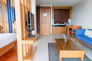 - un salon avec un canapé bleu et une table dans l'établissement Aonang Suite Pool Villa, à Ao Nang Beach
