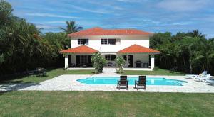 Bazén v ubytování Villa con piscina y vista al campo de golf nebo v jeho okolí