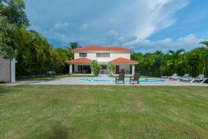 Bazén v ubytování Villa con piscina y vista al campo de golf nebo v jeho okolí