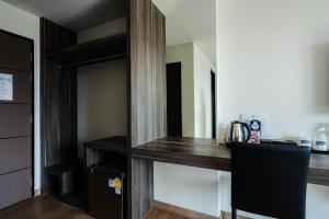 um quarto com um espelho e uma secretária de madeira em JS HOTEL em Hat Yai