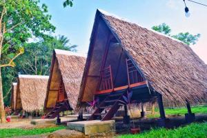 un edificio con techo de paja y escaleras al frente en HIRAYA Camp Site - FREE use of SCOOTER for NIPA HUTS, en El Nido 42 fotos más