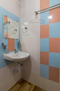 y baño con lavabo y espejo. en Tabletop Villa Standard - 2, en Panchgani