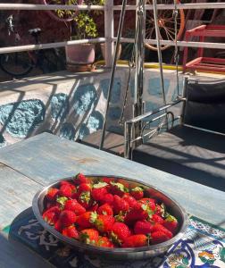 un tazón de fresas sentado en una mesa en Tabletop Villa Standard - 2, en Panchgani