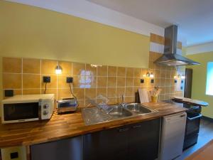 Cucina o angolo cottura di Comfortable holiday apartment on the 2nd floor of an elegant manor house