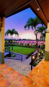 een uitzicht op een resort met palmbomen en een park bij Quinta El Molino in San José