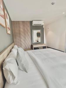 Giường trong phòng chung tại La Sera Suites Nha Trang