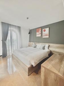 Кровать или кровати в номере La Sera Suites Nha Trang