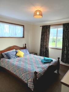 1 dormitorio con cama y ventana en 2 Bedroom Self Contained Unit, en Gloucester