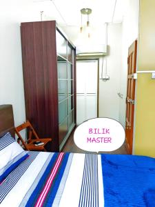 1 dormitorio con 1 cama y puerta corredera de cristal en Muslim Guest House near USM Spice Arena Gelugor Georgetown, en Gelugor