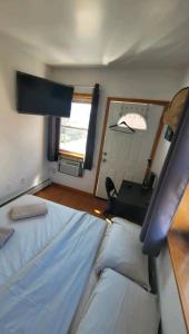 - une chambre avec 2 lits et une fenêtre dans l'établissement nice room with balcony and walking closet near Manhattan on train, à Queens