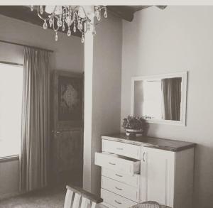 a room with a dresser and a mirror and a chandelier at Rio los Patos in Barreal