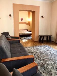 un soggiorno con un divano e un tavolo di Apartament-Minihotel Elpida a Lviv Altre 34 foto