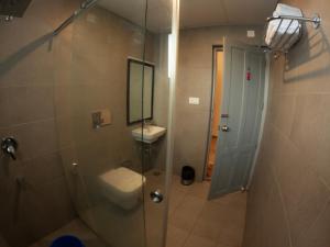 Ένα μπάνιο στο Hotel B R REGENCY