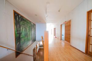 um corredor com uma grande pintura na parede em THE VILLA MATSUMAE 
