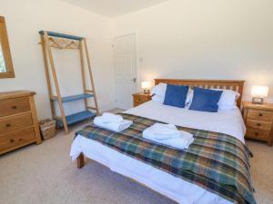 1 dormitorio con 1 cama con toallas en The Clealings, en Witney