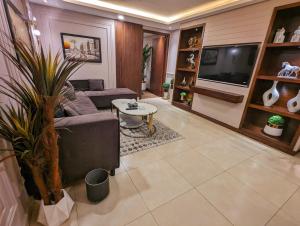 Predel za sedenje v nastanitvi Gold Crest Mall DHA 4 Single Bedroom Suite