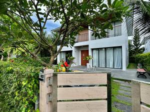 富國的住宿－West Phu Quoc 3BR beach villa private swimming pool，房屋前带木箱的花园