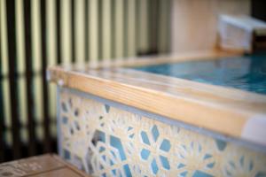 - une piscine revêtue de carrelage bleu et blanc dans l'établissement Senkei, à Hakone