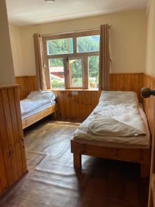Phakding的住宿－Kongde Peak Guest House，一间卧室设有两张床和窗户。