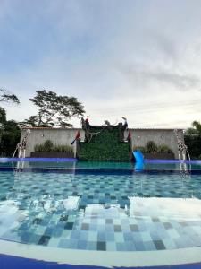una piscina en un complejo con un tobogán de agua en Casas campestres Romegar, en Guamal