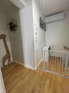 una camera con scala con una giraffa sul muro di Maison moderne au calme a Saint-Vallier