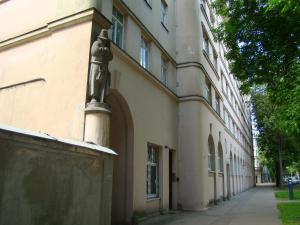 un edificio con una estatua a un lado en Apartment Auseklis, en Riga