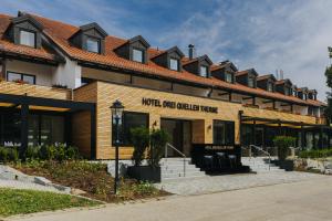 un edificio con una señal que lee que eres un simple rallador aquí en Hotel Drei Quellen Therme, en Bad Griesbach