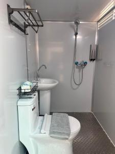 金城鎮的住宿－永樂古厝民宿，浴室配有卫生间、盥洗盆和淋浴。