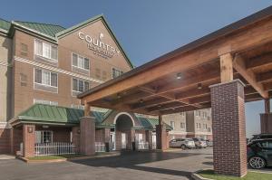 una vista de un hotel con un edificio en Country Inn & Suites by Radisson, Rapid City, SD, en Rapid City